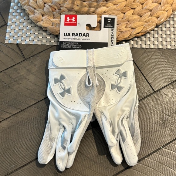 Womens NWT Under Armour Women’s UA Radar Batting Gloves White Size Medium - Picture 2 of 4